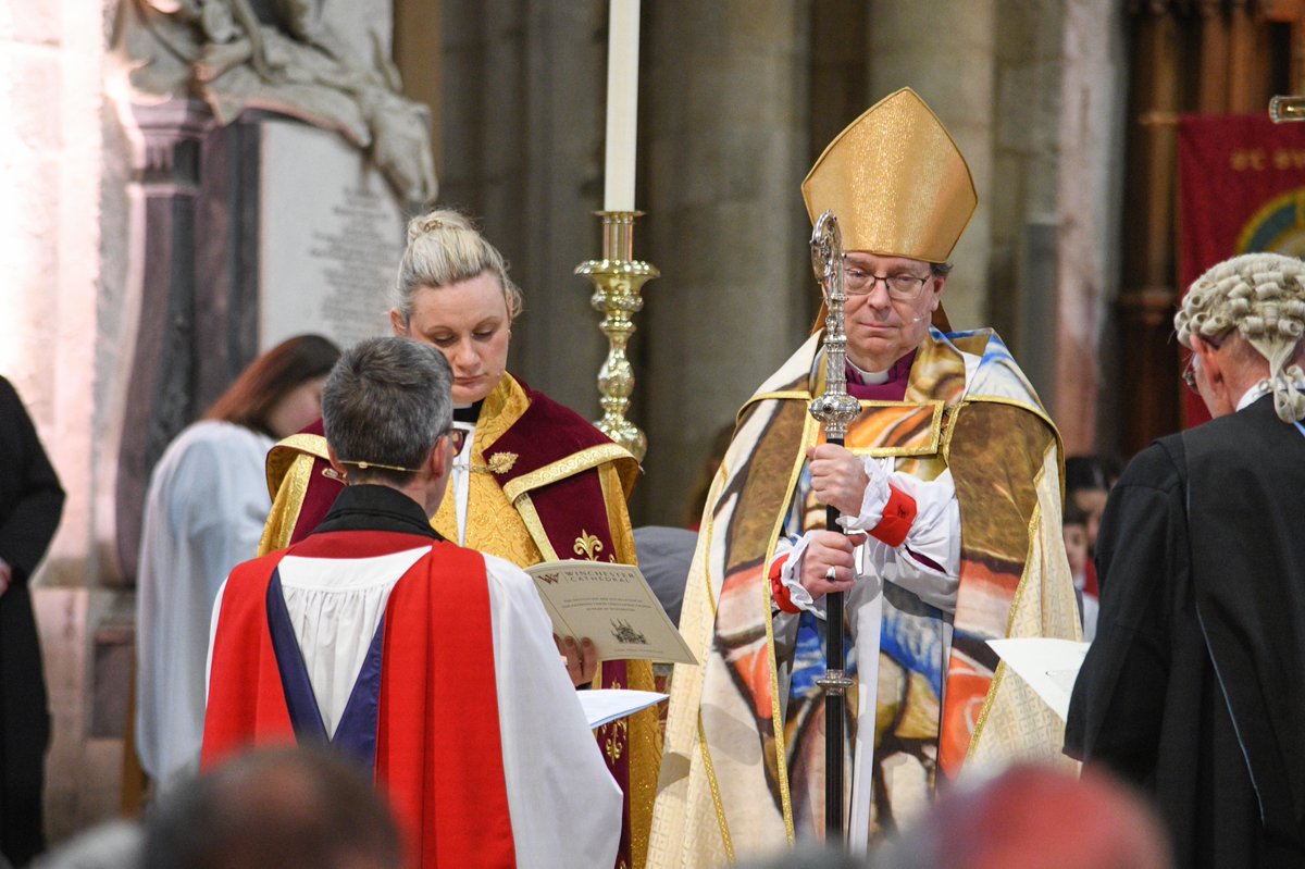 Winchester Cathedral tweet media