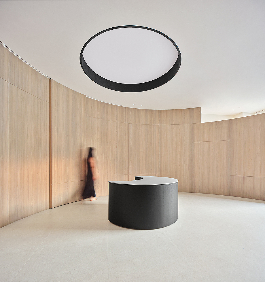 Interior_es's tweet image. The #showroom of Sanchi #Woodwork in #Wenzhou, designed by Ni Dongbo, founder of NDB #Design Studio, showcases the company’s #carpentry work as art pieces and a sensory experience.
-&amp;gt; Photographs: Yunmian Photography Studio
-&amp;gt; interioresminimalistas.com/2026/03/16/un-…
-&amp;gt; #wood #woodworking #China