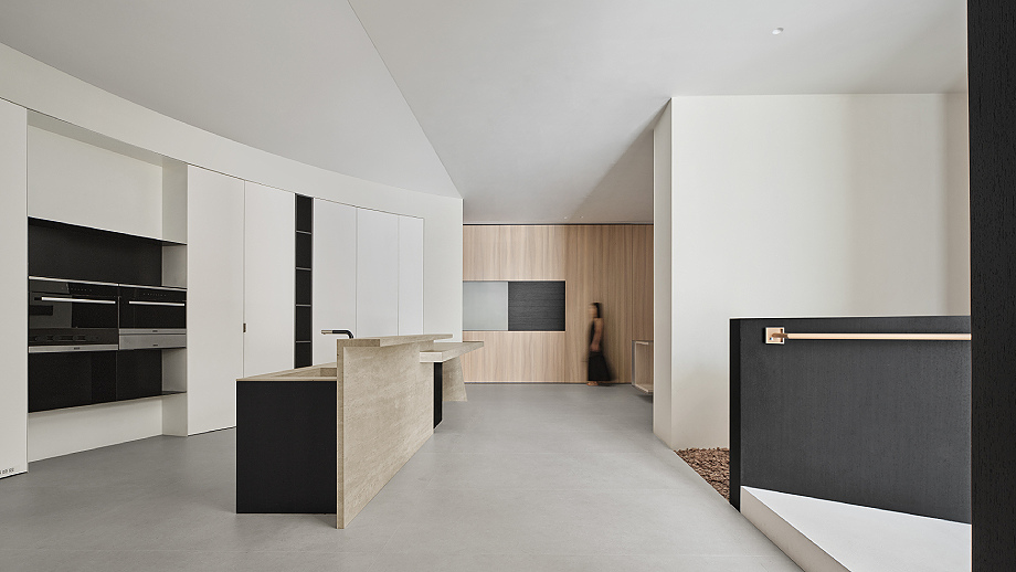 Interior_es's tweet image. The #showroom of Sanchi #Woodwork in #Wenzhou, designed by Ni Dongbo, founder of NDB #Design Studio, showcases the company’s #carpentry work as art pieces and a sensory experience.
-&amp;gt; Photographs: Yunmian Photography Studio
-&amp;gt; interioresminimalistas.com/2026/03/16/un-…
-&amp;gt; #wood #woodworking #China