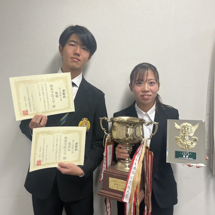 KGAC209's tweet photo. ゆみか
３回生(2025年度時点)経済学部

92期唯一の女子部員。自認は天使。競技に熱心な彼女は部活外で大会に出場して技術を磨いている。普段の発言はびのびとしており、田舎出身であることを感じさせる。そんな魅力に溢れている彼女は部内でも愛されている。

加納(工3) https://t.co/dZjBoxUtiz