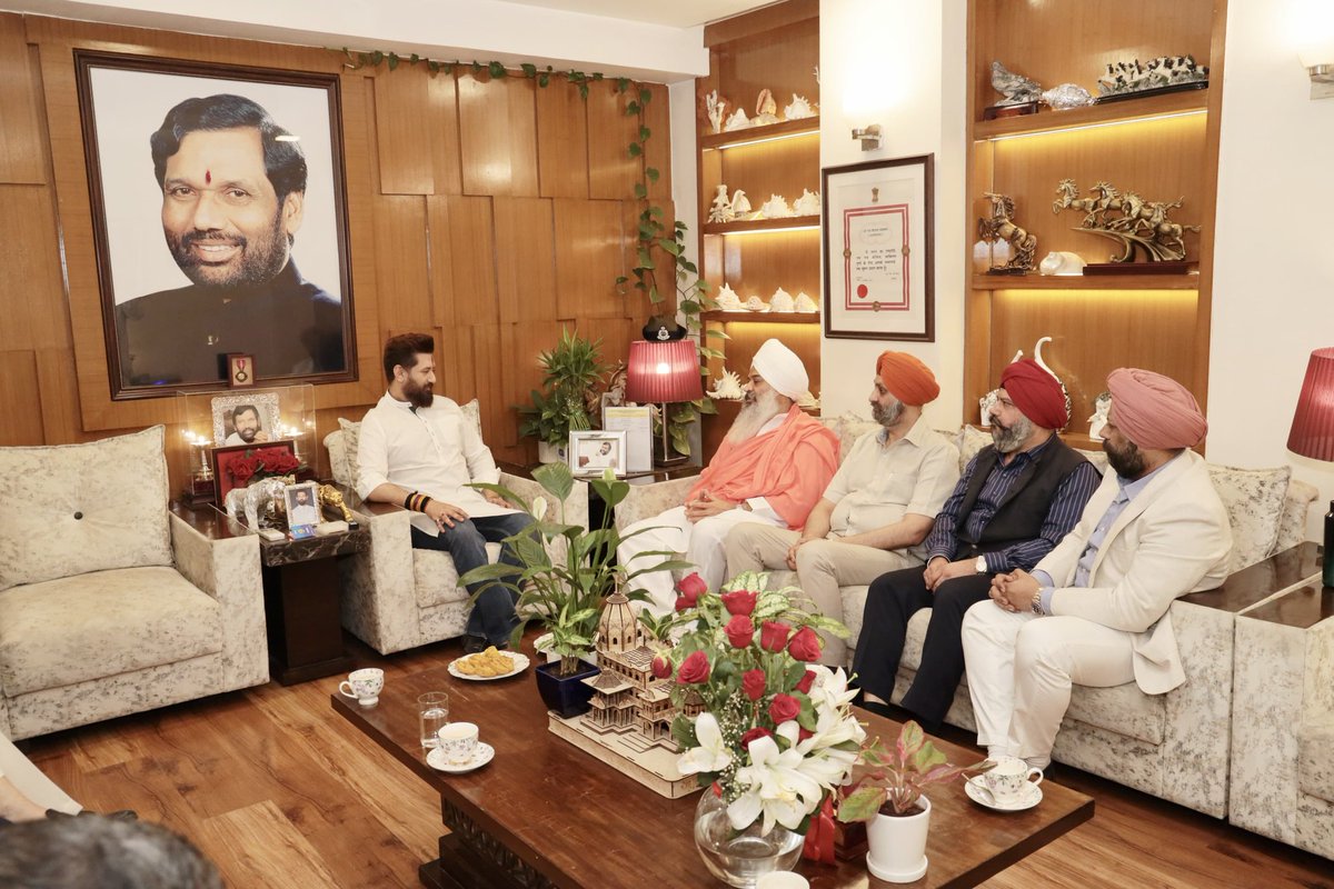 LJP4India's tweet photo. आज नई दिल्ली में राष्ट्रीय अध्यक्ष सह केंद्रीय मंत्री आदरणीय श्री @iChiragPaswan जी ने संत त्रिलोचन दास महाराज जी से मुलाकात कर उनका आशीर्वाद प्राप्त किया। https://t.co/aiNNEqtDlM