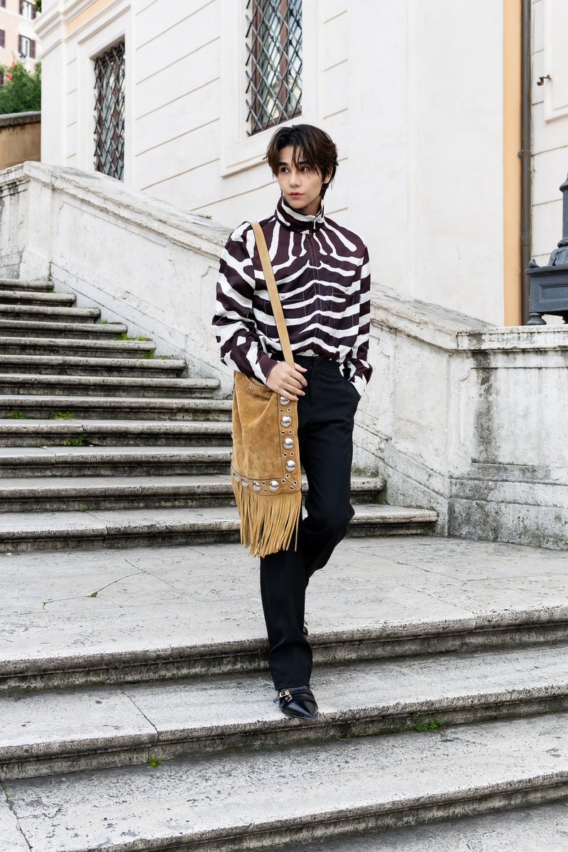#ELLEMENReport

ชมลุควันว่างของแบรนด์แอมบาสเดอร์ Valentino เจฟ ซาเตอร์ ขณะเดินเล่น ณ กรุงโรม ระหว่างเดินทางไปเยี่ยมชมแฟชั่นโชว์ Valentino Ready-to-Wear Fall-Winter 2026-2027 ‘Interferenze’
 
#ELLEMENThailand
#ValentinoInterferenze
#ValentinoGaravani
#JeffSatur
