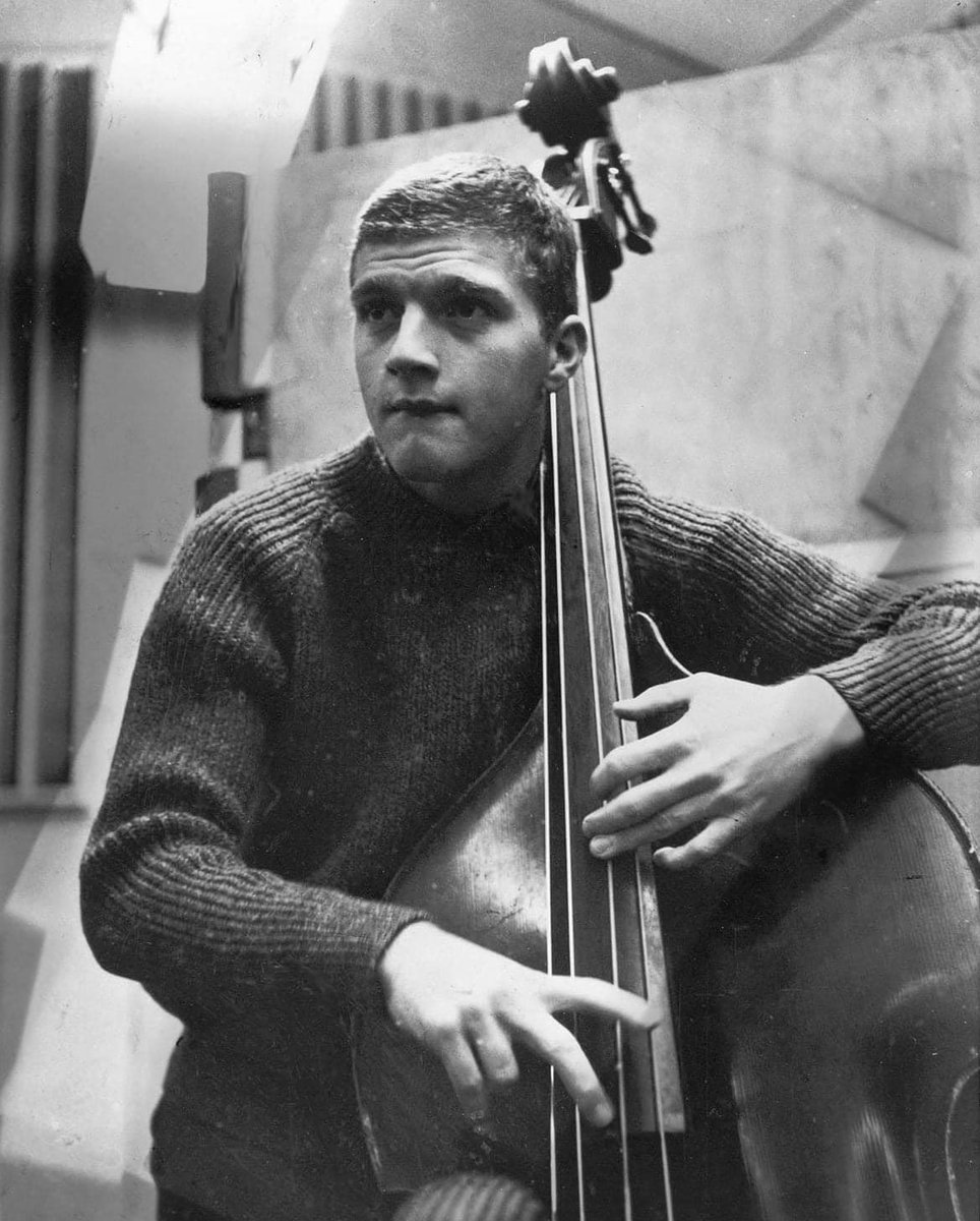 チャーリー・ヘイデンとスコット・ラファロって若い頃にロサンゼルスで一緒に暮らしていたんですよね。

ヘイデン本人が
「ルームメイトであり、人生でいちばん親しい友人になった」と語っていて、単なる顔見知りとか同世代のベーシスト仲間、という感じでは全然なかったみたいです。