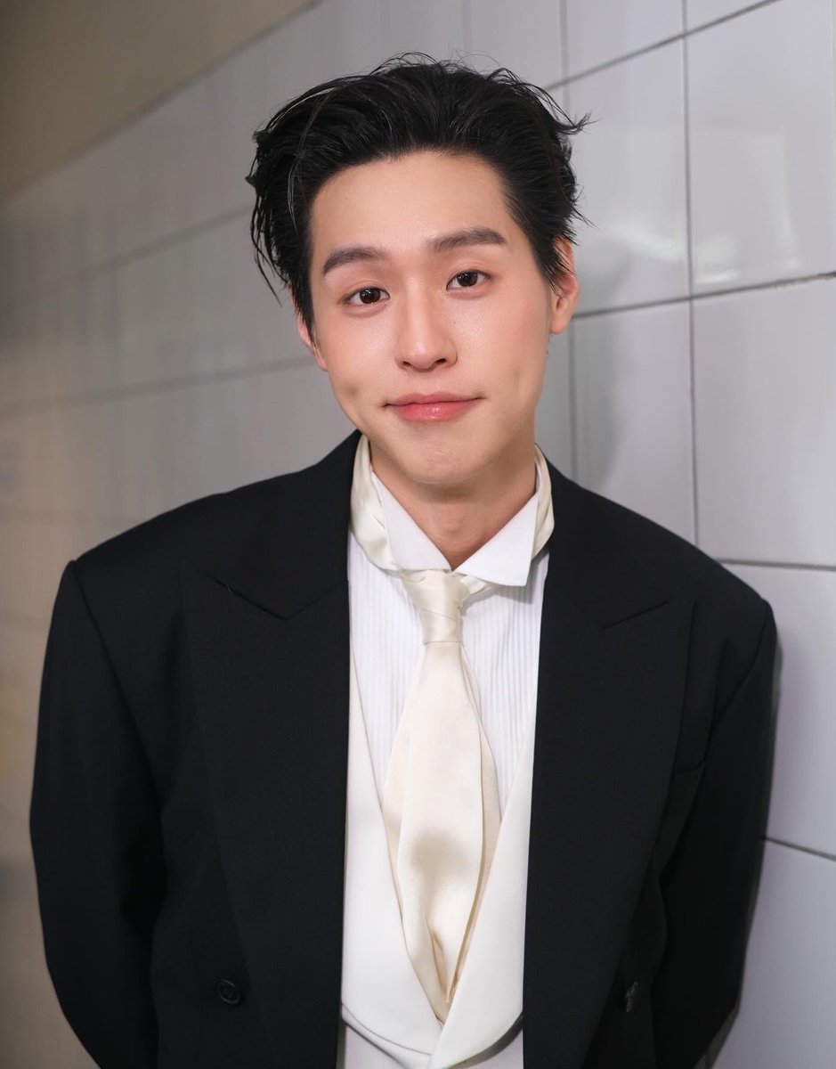 นี่ชอบรูปนี้มาก ดูทำหน้า เหมือนฮีกลับมาทวงทุกอย่างของฮีคืน กลับมาเล่นกับใจเรา ให้ฟีลเหมือนได้แฟนคนเดิมกลับมามาก