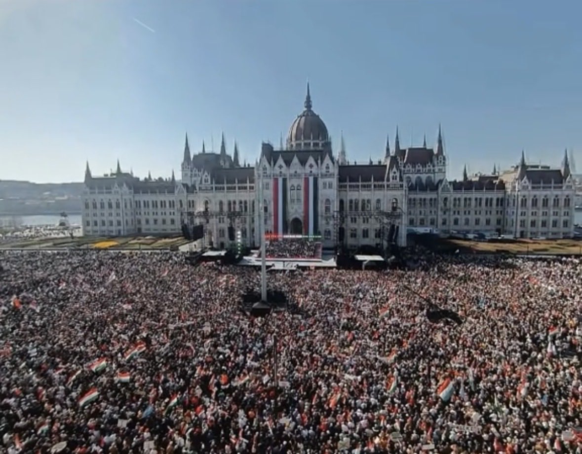 🇭🇺 I wanted to post a video here showing how the Hungarian people came to support Viktor Orbán, but X won’t let me upload it… 

#freespeech 🤡
#Hungaria