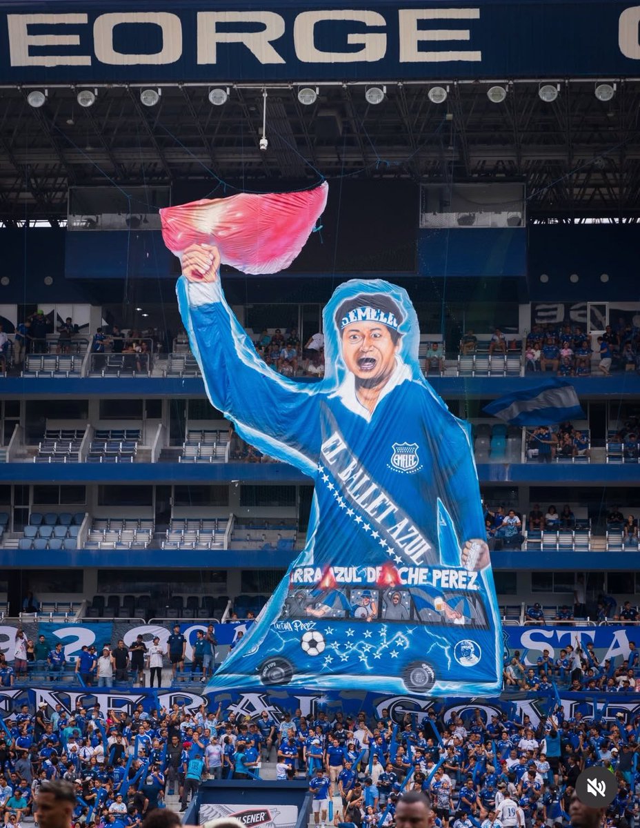 Qué hermoso ver por primera vez un tifo en la general Gómez y mucho más hermoso al ser  de alguien que le dio sentido de pertenencia y emelecismo a esta localidad … felicidades <a href="/TatianitaP87/">Tatiana Pérez</a> , a su esposo y la banda del CHE PÉREZ . Sé que lo hacen de corazón y por amor al
Club y
