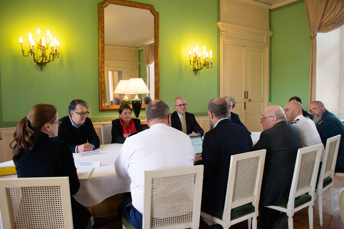 Image de Préfet des Hautes-Pyrénées - #VotreSécurité | Signature de l’acquisition du #hangar de la section aérienne de la gendarmerie de T