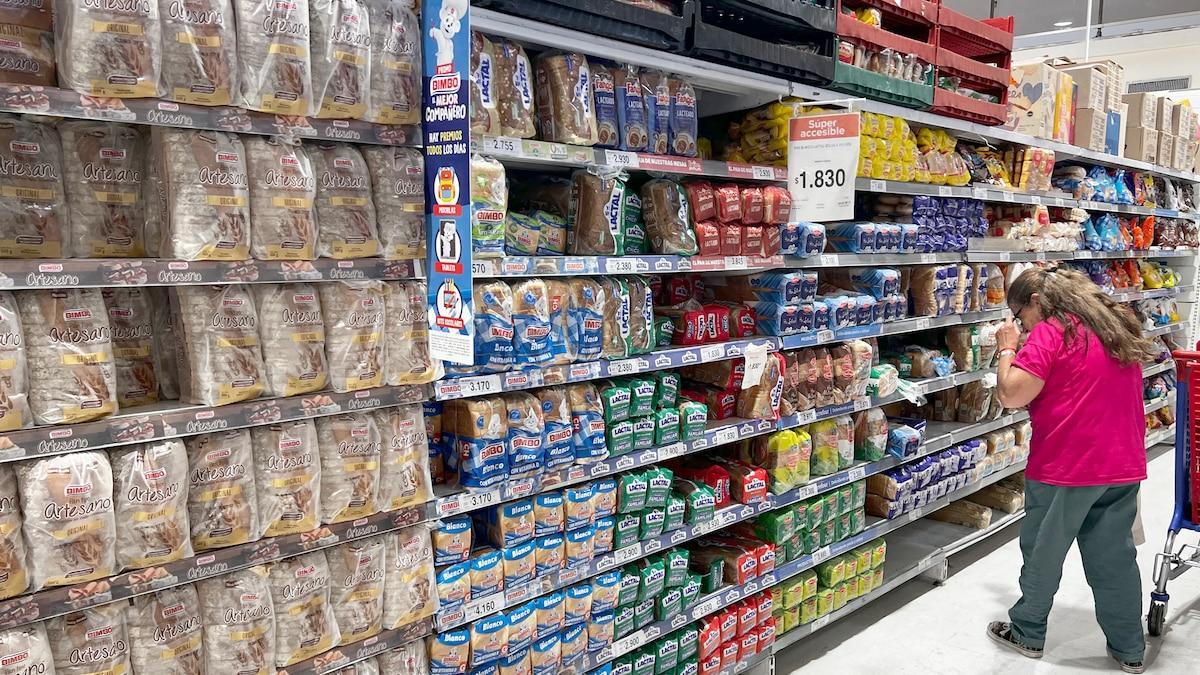 LANACION's tweet photo. La Argentina bajó 20% sus costos, pero tiene aún la ropa, los restaurantes y los teléfonos más caros de la región https://t.co/gS150ocRxv https://t.co/WAeJ7kjpqN