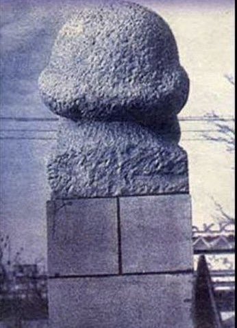 HayekMateando's tweet photo. La estatua de Karl Marx vista de atrás. 

No se quien fue el artista, solo se que estaba muy basado. https://t.co/04Pu5GCOCr