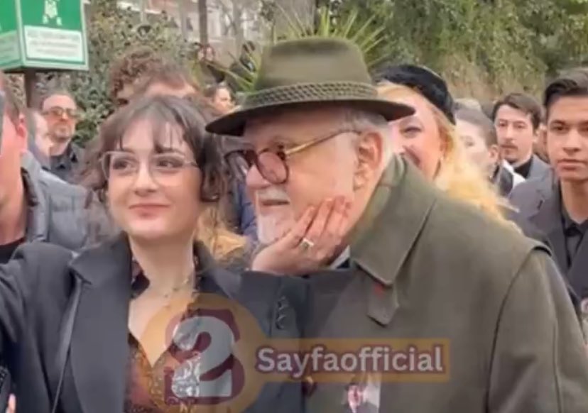 raskolibov's tweet photo. Adam en yakın arkadaşını kaybetmiş kızın verdiği poza bak.. akşam insta story atar tontişim benim diye insta kitlesi korkutucu şekilde kafayı kırmış maalesef https://t.co/Pz258dRxf2