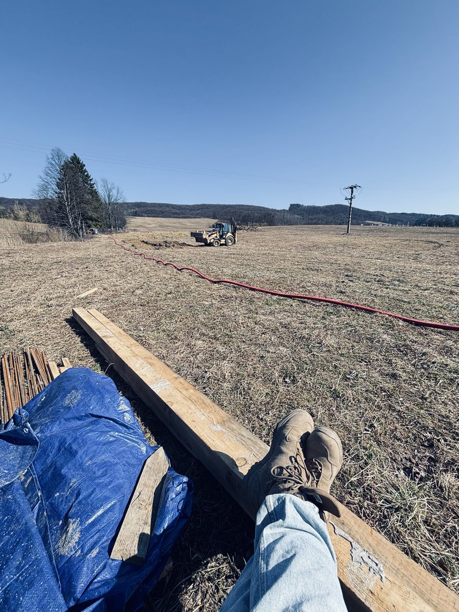 Konečne som sa dočkal 😆… 
Urobíme prístupovú cestu a tak sa pustíme do základov …