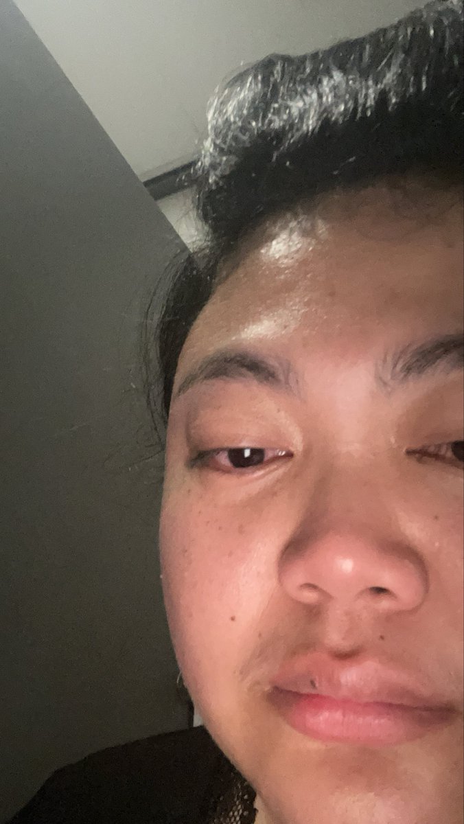 rkivecan's tweet photo. Lagi kerja tbtb capek terus nangis di wc sampe sesegukan, pas udh kelar cuci muka di wastafel di tawarin peluk sama kakak2 ruangan sebelah, makin mewek😭😭😭😭 https://t.co/uLr0ZrKqzU