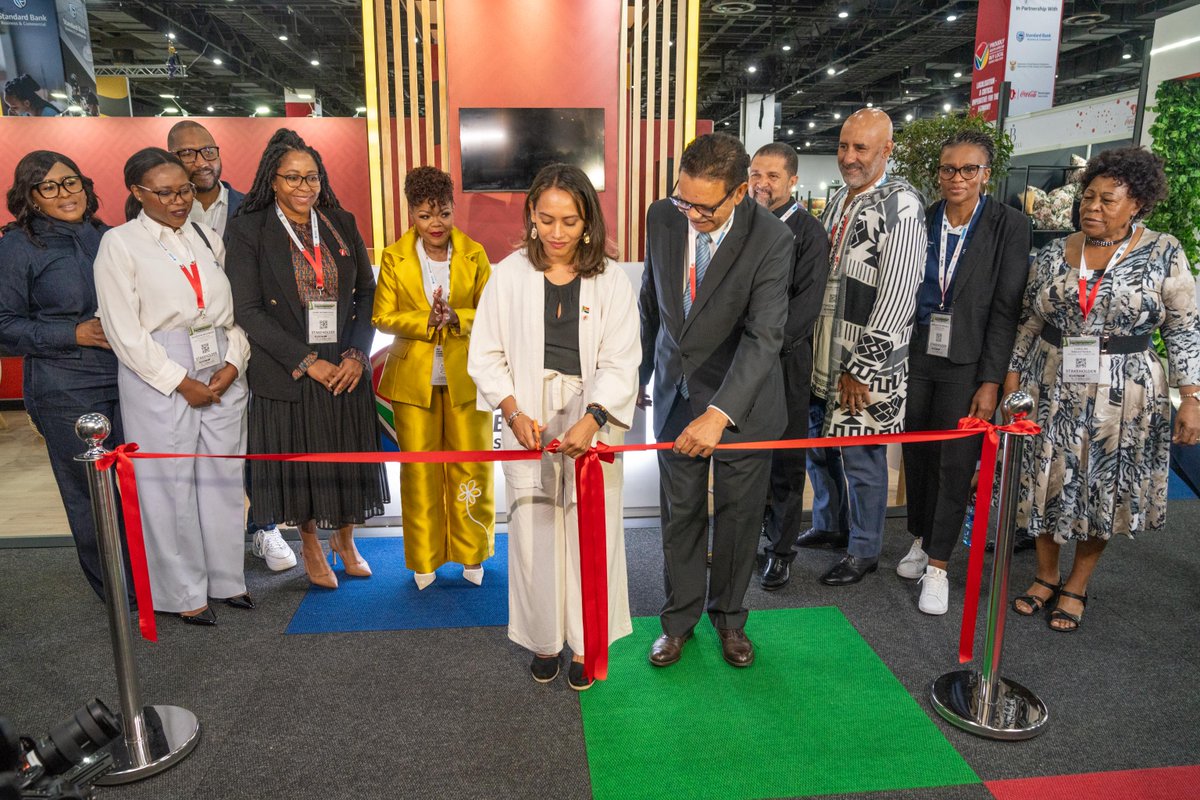 GovernmentZA's tweet image. 📸📸  | Deputy Minister Ms Alexandra Abrahams conducted a walkabout at the Buy Local Exhibition, engaging with exhibitors and learning more about their products and how they contribute to supporting local production and economic growth. 🇿🇦🏭

#BuyLocal #EconomicGrowth