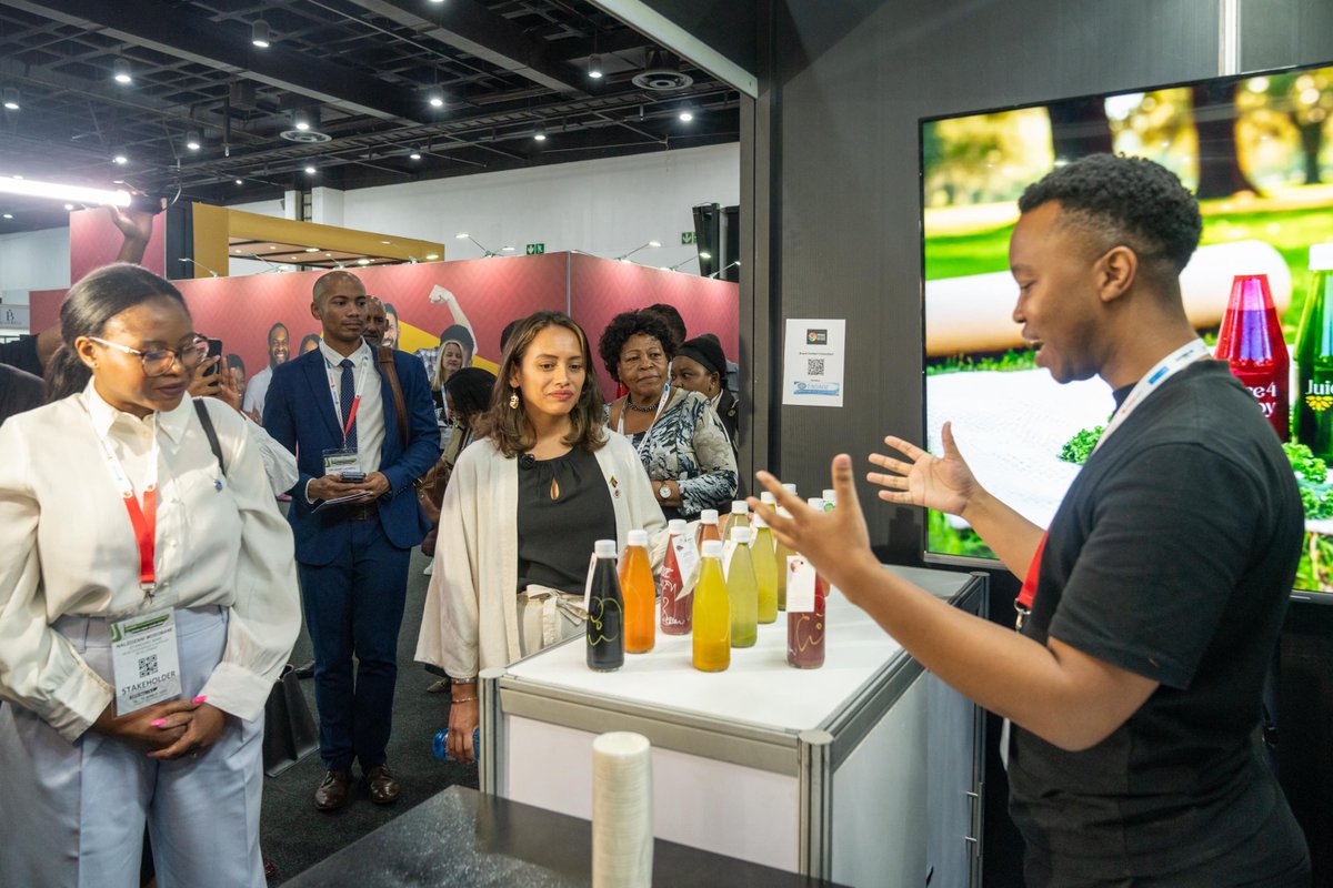 GovernmentZA's tweet image. 📸📸  | Deputy Minister Ms Alexandra Abrahams conducted a walkabout at the Buy Local Exhibition, engaging with exhibitors and learning more about their products and how they contribute to supporting local production and economic growth. 🇿🇦🏭

#BuyLocal #EconomicGrowth