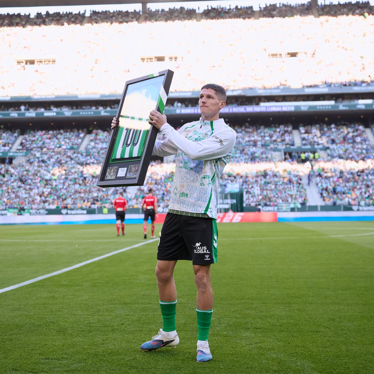 RealBetis's tweet photo. Más de 100 partidos defendiendo nuestra camiseta 💚🔝

¡Que sean muchos más, @AltimiraSergi! 👕👏 https://t.co/DIrEhV6HcG