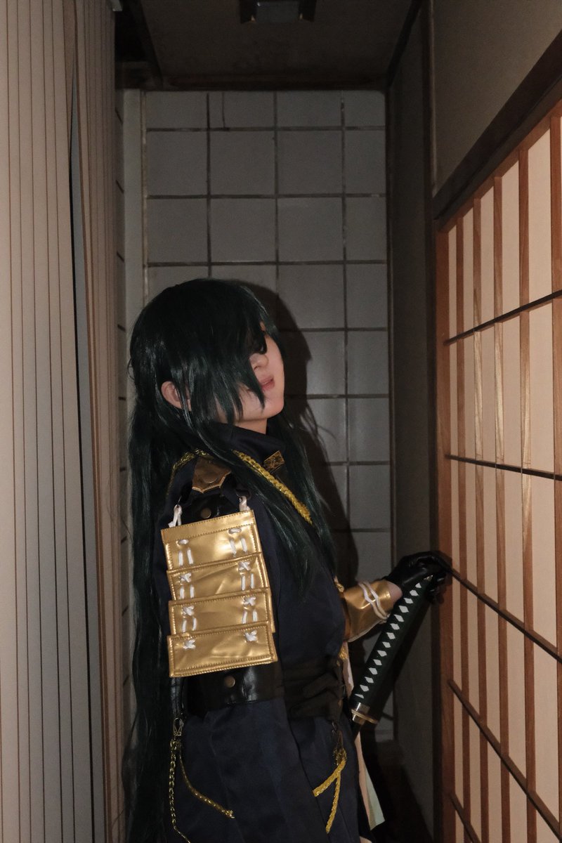 【#cospaly/刀剣乱舞 】

No.19   にっかり青江

.

━━━━━━━━━━━━━━━

なぁ知ってる？
あそこの家って幽霊が出るらしいよ
誰か居ると思ったら何も居ないんだって
やっぱりあの家って人殺しとかしてんじゃねぇの？
怖ぇ！
近づかないようにしよう。

 #0112孤塚組本丸
 #綾ふぉと