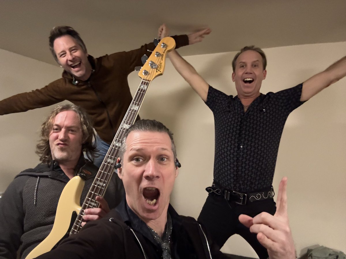 martindkennedy's tweet photo. It was a Barnsley blockbuster last night - show 9 rocked it ๐ค๐ป๐ธ
#barnsley #show9 #smashittopieces #guitarplayer https://t.co/VVAR7G6VoZ