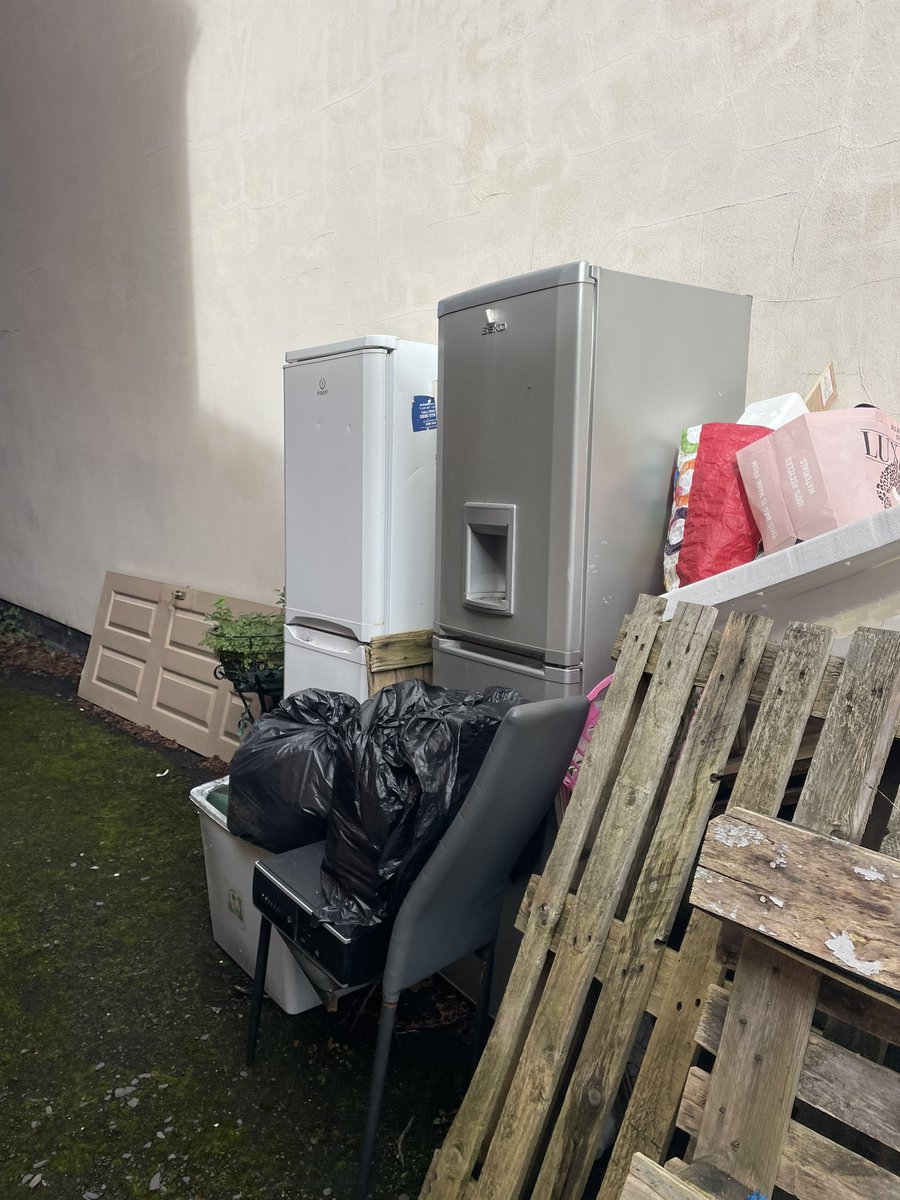 Harpzicle's tweet photo. @sandwellcouncil well
This is whats happening a door away from
My
Brought house ! Private renters
Causing this mess ! Ive rang up 4 times now and still no response https://t.co/LwYu9M3V9P
