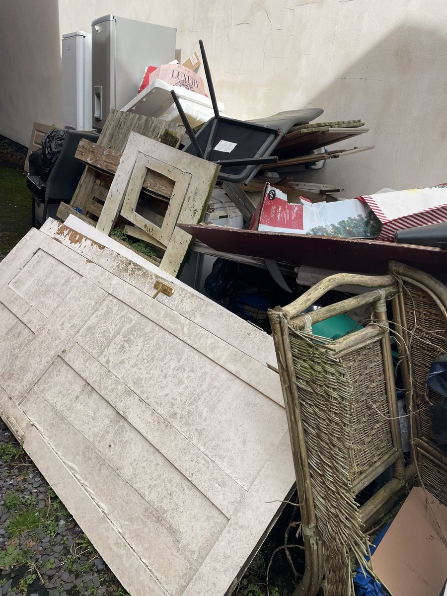 Harpzicle's tweet photo. @sandwellcouncil well
This is whats happening a door away from
My
Brought house ! Private renters
Causing this mess ! Ive rang up 4 times now and still no response https://t.co/LwYu9M3V9P