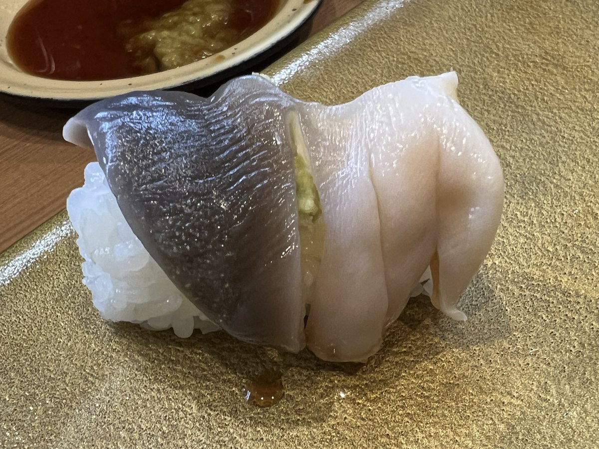 kuchiyafamily's tweet photo. 上野　神田江戸っ子寿司

なにがヤバいって
つまみと握りが同じ値段（笑
バグ？しかもネタが大きいと、寿司の数が多くなる

よって今日のアワビは560円で4貫、北寄貝は身とヒモで3貫

豊洲だったら5千円はするだろうに千円はウケるわ、超うまいよ！最高！
硬い緑ハイ6杯飲んで食べて5500円は破格
#上野 https://t.co/pkS4zJDZ6q