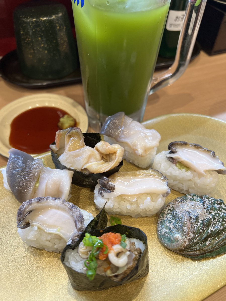 kuchiyafamily's tweet photo. 上野　神田江戸っ子寿司

なにがヤバいって
つまみと握りが同じ値段（笑
バグ？しかもネタが大きいと、寿司の数が多くなる

よって今日のアワビは560円で4貫、北寄貝は身とヒモで3貫

豊洲だったら5千円はするだろうに千円はウケるわ、超うまいよ！最高！
硬い緑ハイ6杯飲んで食べて5500円は破格
#上野 https://t.co/pkS4zJDZ6q