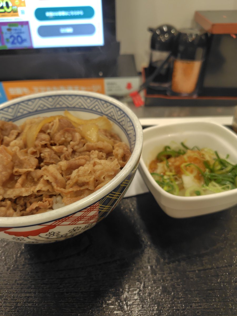 来店数が多く美味しいと噂の吉野家有楽町店で鬼おろしポン酢牛丼。
時間がなくてかきこむように食べたけどとにかく熱々だった。唐揚げがなかったのでオペレーションをシンプルにして回転率をあげているのかな？