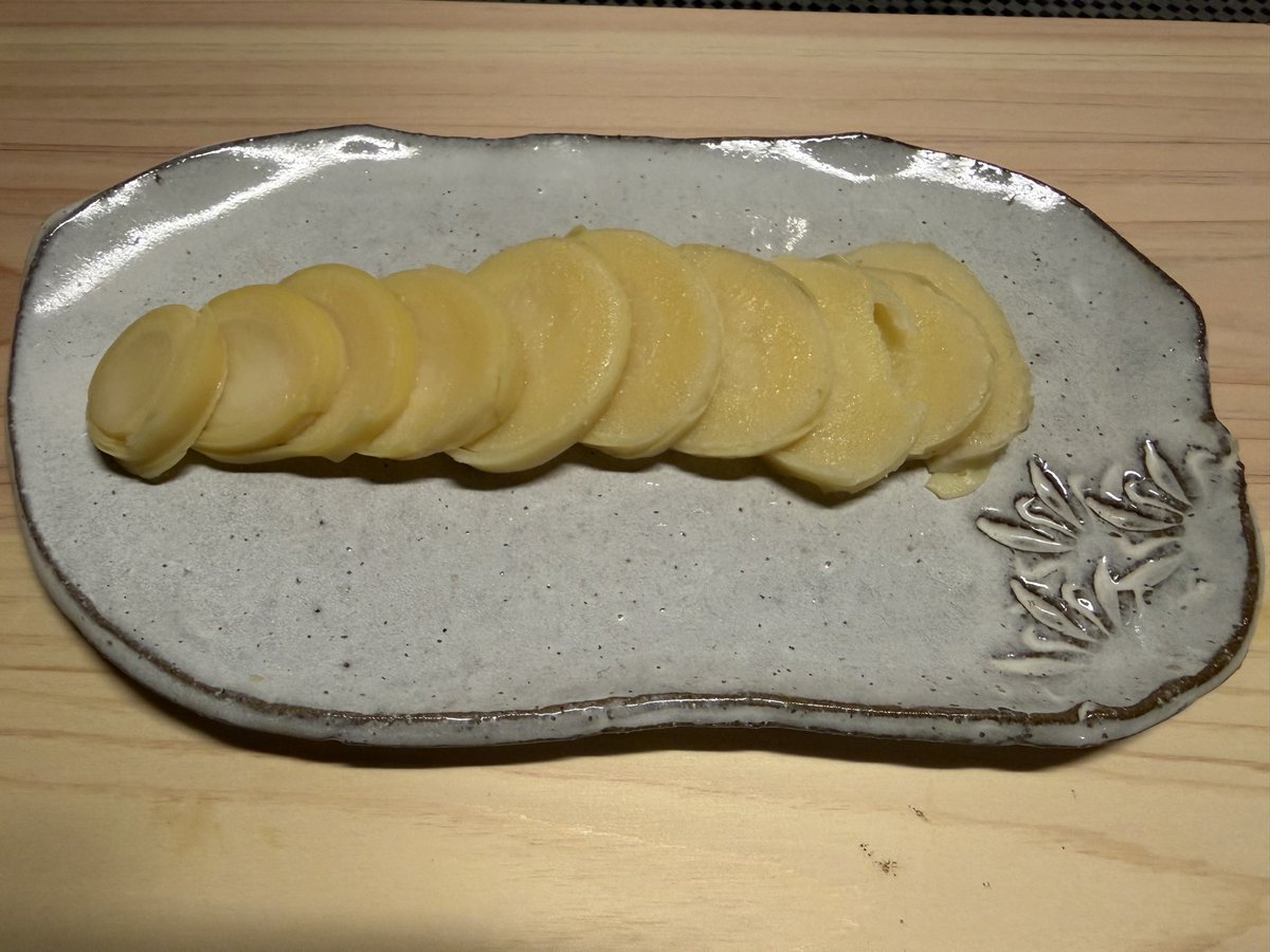 「たけのこの刺身」って知ってますか？昔、美味しんぼで話題になった食べ方。

やってみたら…わさび醤油と相性抜群。
シャキッとした食感にほんのり甘い香り。

生もいいけど軽くゆでた方が旨みが引き立つ気がします。

新鮮な白子たけのこが手に入ったら
一度刺身で食べてみて。ちょっと感動します。