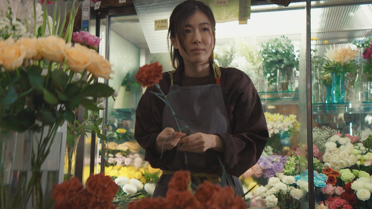 #ラプソディ・ラプソディ
𝗦𝗧𝗢𝗥𝗬𓂃◌𓈒

正体不明の妻・繁子を探すため、
横浜の街を駆け回る幹夫。
小さな花屋でようやく見つけた繁子は
触れるものを全て壊してしまう
破天荒すぎる女性だった―！👀💨

主演 #高橋一生 監督・脚本 #利重剛
𝟓.𝟏 𝐟𝐫𝐢⚓#映画ラプラプ
bitters.co.jp/rhapsody/