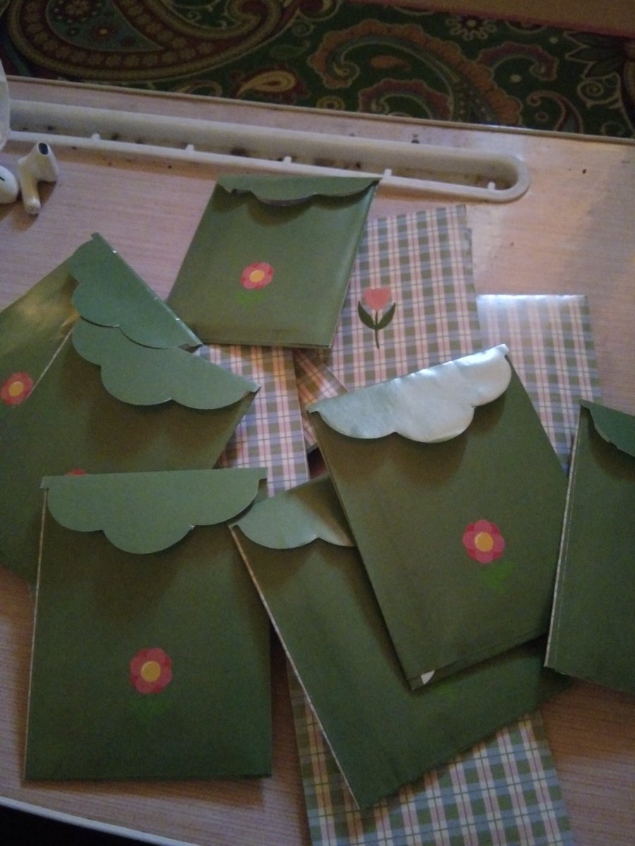 sedang melakukan hal dewasa
(mengisi amplop thr😖)