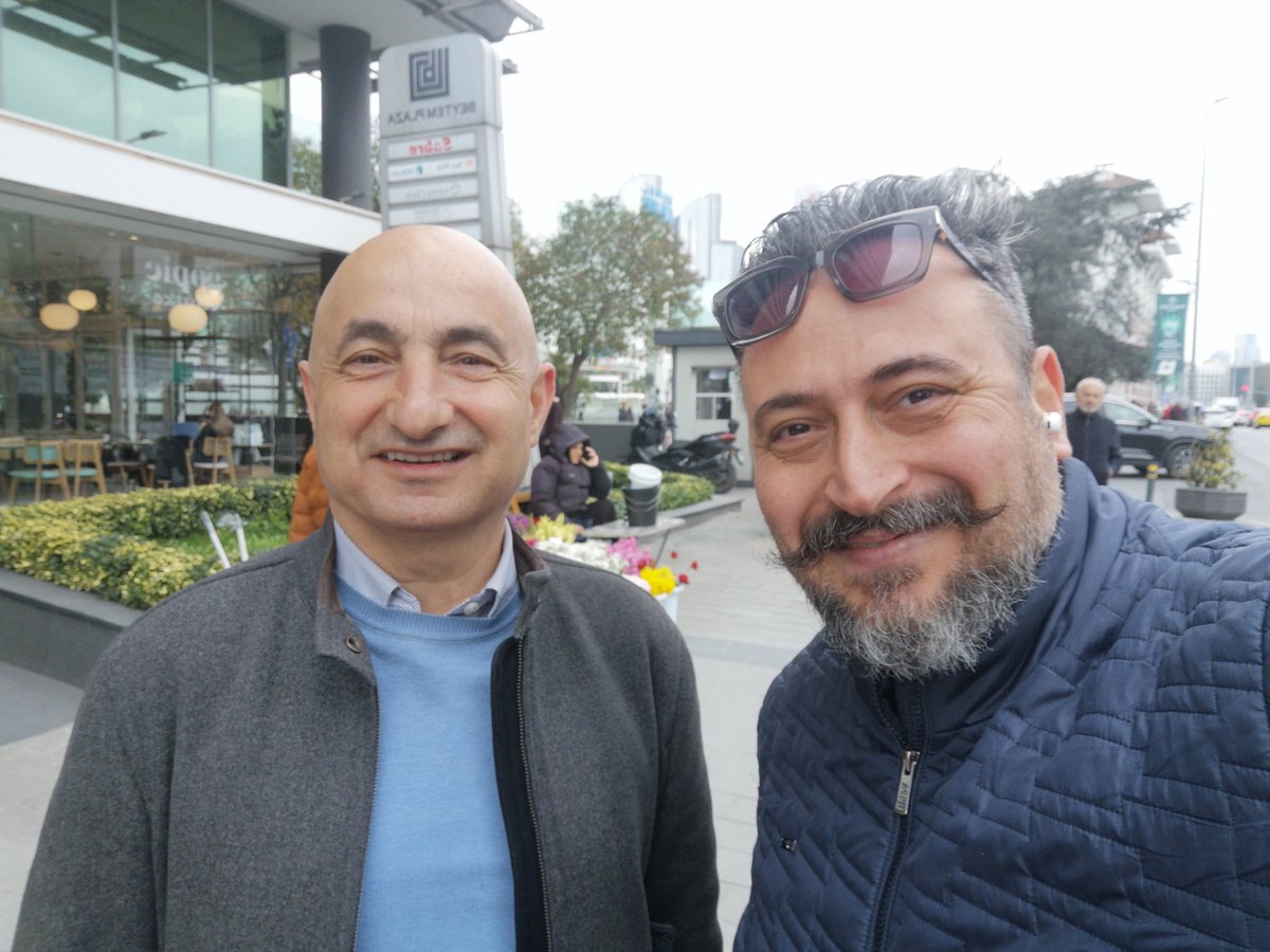 AZ ÖNCE ŞİŞLİ DE <a href="/barissoydan/">Barış Soydan</a> ÜSTAD İLE KARŞILAŞTIM KENDİSİ İLE HER ZAMANKİ GİBİ GÜLER YÜZÜ VE SAMİMİYETİYLE, KARŞILADI BENİ AYAK ÜSTÜ SOHBET ETTİM. İNŞALLAH BAYRAM SONRASI BULUŞACAĞIZ. SEVGİ VE SAYGILARIMLA...