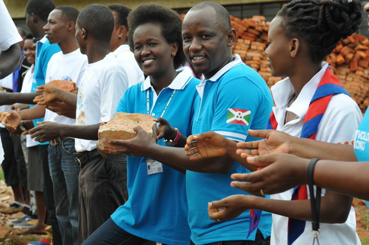 UNV_ESARO's tweet image. What makes #volunteers vital in crises?  
👉They are the first to respond 
👉They provide local knowledge on the ground 
👉They walk with people from crisis to recovery