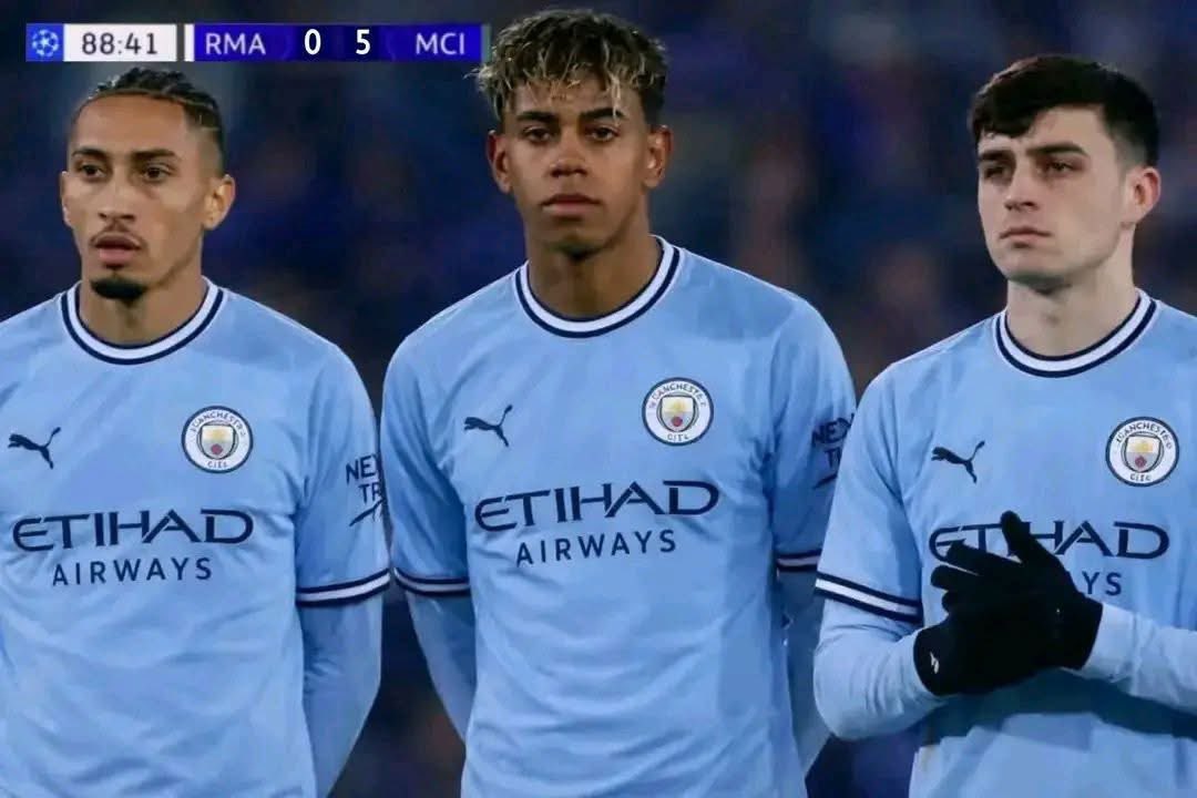 ساخر tweet media