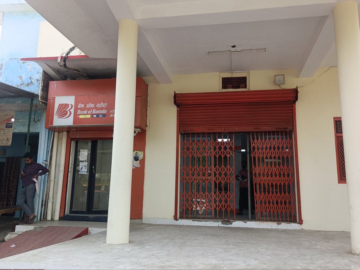 #अमेठी -: बैंक के खाताधारक के अकाउंट नम्बर में शुरू हुआ साइबर रोक ब्रांच  में पैसा निकालने उपभोक्ता पहुंचा तो उड़े होश जानकारी लेने पर ऊपर से  लगी रोक बताकर  झाड़ा पल्ला मामला बैंक आफ बड़ौदा वारिश गंज का <a href="/bankofbaroda/">Bank of Baroda</a> <a href="/DmAmethi/">DM Amethi</a> <a href="/cyberpolice_up/">Cyber Police UP</a>