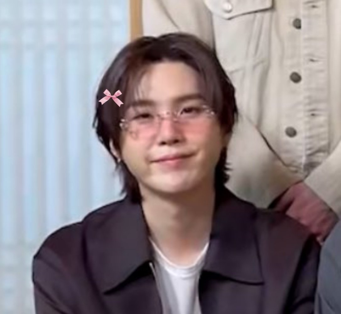 bow in yoongi's hair ୨୧ tweet media