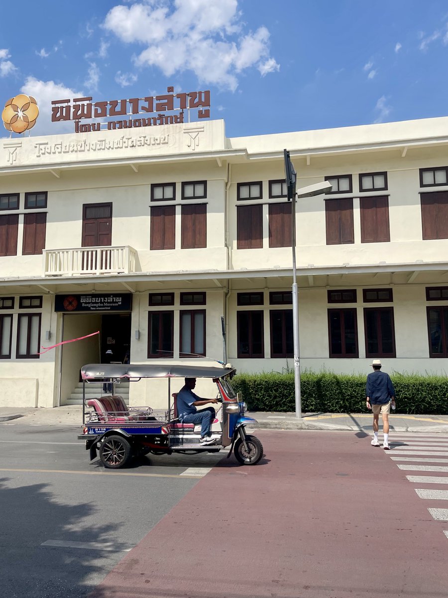 ทุกวันนี้เสพติดการเที่ยว กทม ฝั่ง Old town มากกก เที่ยว กทม บ้านตัวเองแบบฝรั่ง 

มีมุมสวยๆเก่าๆให้เสพเยอะ ของกินแบบ Local อร่อยๆราคาถูกให้เลือกกินเยอะมาก ราคาหลักสิบไม่เกินร้อย

ไปไหนมาไหนเจอแต่ฝรั่ง เวลาปั่นจักรยานไปไหนมาไหนตามชุมชนเก่าชาวบ้านน่ารัก

ที่สำคัญตอนนี้เรือฟรี อิอิ