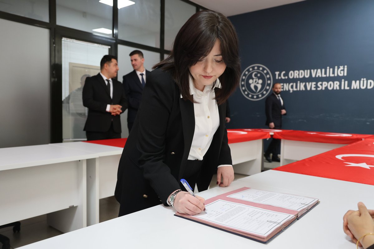 Müdürlüğümüz bünyesinde;il merkezi ve ilçelerimizde bulunan yurtlar, spor tesisleri ve gençlik merkezlerinde görev yapan sözleşmeli personellerimiz,657 sayılı Devlet Memurları Kanununun ilgili maddesi gereğince Türk Bayrağı üzerine yemin ederek devlet memuru olarak göreve başladı