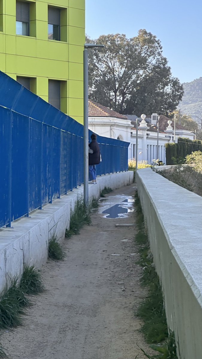 Alguien se acuerda cuando fueron las últimas lluvias de #Cartagena? Bueno ese charco se forma allí hace más de 3 años y el <a href="/AytoCartagenaES/">Ayuntamiento de Cartagena</a> <a href="/NoeliaArroyoHer/">Noelia Arroyo</a> <a href="/CartagenaPP/">Partido Popular Cartagena</a>. Imagínate ir a trabajar y tener que trepar una reja LLENA de polvo y suciedad para pasar por ahí.