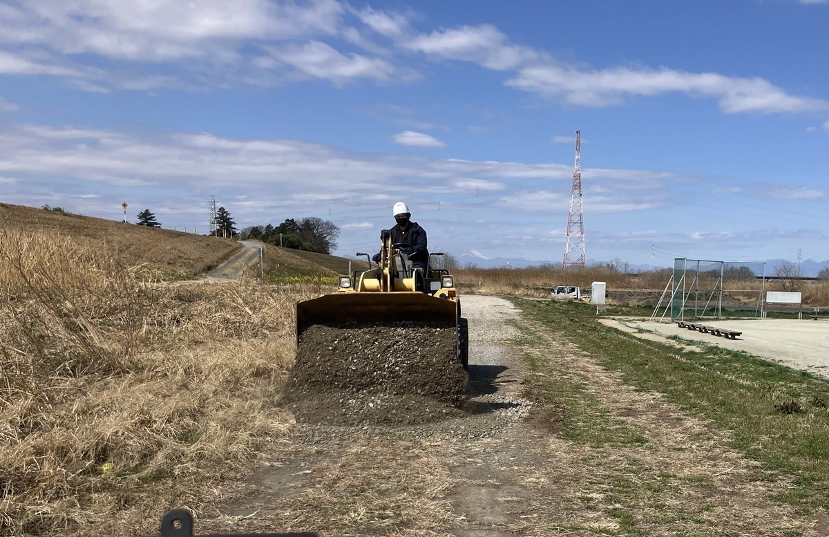 nanbu_sports's tweet photo. 工事部の平岩です👷🏻♂️
河川敷グラウンド用通路整地工事🚜🚧
グラウンドを使用する方の往来で凸凹になった地表に砕石を入れて整地する工事を行いました🫡
凹凸がひどすぎて朝、現場に来た時に車が揺れすぎて頭ぶつけました🤕笑
#河川敷
#RC40
#ホイールローダー
#コンバインドローラー
#南部スポーツ工業 https://t.co/Ycun41x0oo