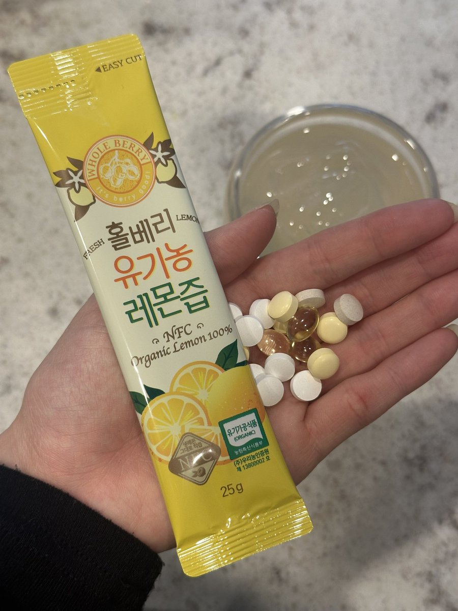 grr11_09's tweet photo. 最近ハマってるデトックスウォーターwholeberry
レモンまるっと一個分が1パウチに入ってる!
炭酸水で割って飲むととっても美味しくておすすめ!
これ飲み始めてからサプリ飲むのが習慣化されて肌の調子もよい✨
#Wholeberry
#MegaDebut
#PR
#レモン
#レモンウォーター https://t.co/cUzyEm3ayr
