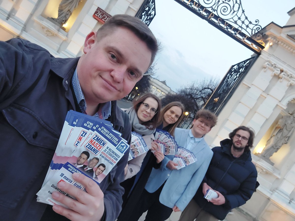 FM_PiS_Warszawa's tweet photo. Ulotki pod bramą UW rozdane! 🔥

W środę o 11:00 pod kampusem głównym UW akcja #ZmieńNaszeZdanie. Goście: @PatrykJaki oraz @TABochenski! Masz inne zdanie? Chcesz podyskutować? Przyjdź i powiedz to prosto w oczy. Czekamy na merytoryczne starcie! 👊🏛️ https://t.co/6TYNdddOGz