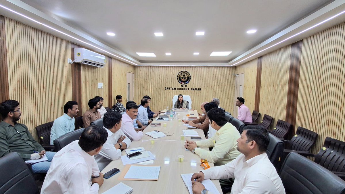 dmgbnagar's tweet photo. जनगणना-2027 के सफल क्रियान्वयन हेतु तैयारियों को लेकर अधिकारियों के साथ बैठक करते हुए @MedhaRoopam सभी कार्य डिजिटल माध्यम से समयबद्ध व सटीक रूप से तैयार हो सके इसके लिए संबंधित अधिकारियों को प्रभावी कार्ययोजना तैयार करने हेतु आवश्यक दिशा निर्देश दिए।@CMOfficeUP @UPGovt https://t.co/2GyltUINHj