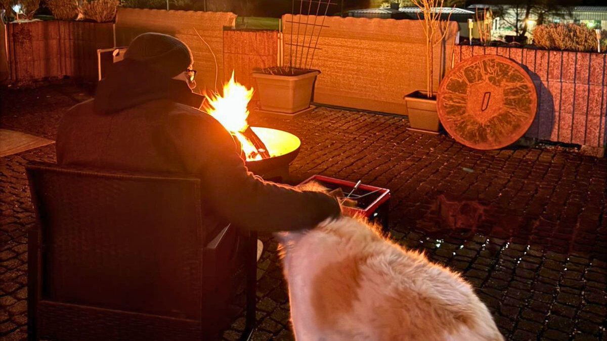 JDalamp's tweet photo. Gedanken am Feuer bei Whiskey und Cohiba Robusto über diese beeindruckenden LinkedIn-Profile: 
- Reichweite, Likes, Kommentare wie Sand am Meer aber wenig Praxis. 
- Wahrscheinlich gehen echte Skills doch eher selten viral.

In der Realität besetzen Likes keine Stellen. https://t.co/nV3MSP79Eo