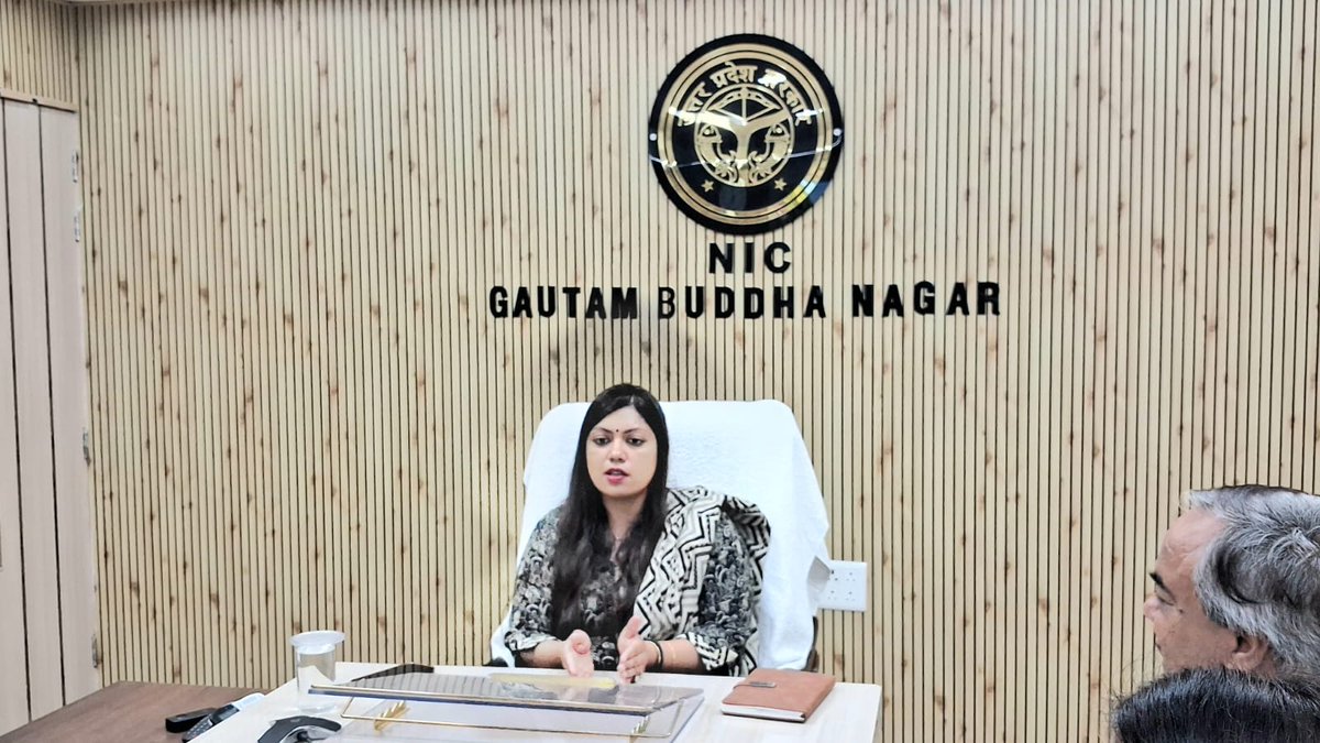dmgbnagar's tweet photo. जनगणना-2027 के सफल क्रियान्वयन हेतु तैयारियों को लेकर अधिकारियों के साथ बैठक करते हुए @MedhaRoopam सभी कार्य डिजिटल माध्यम से समयबद्ध व सटीक रूप से तैयार हो सके इसके लिए संबंधित अधिकारियों को प्रभावी कार्ययोजना तैयार करने हेतु आवश्यक दिशा निर्देश दिए।@CMOfficeUP @UPGovt https://t.co/2GyltUINHj