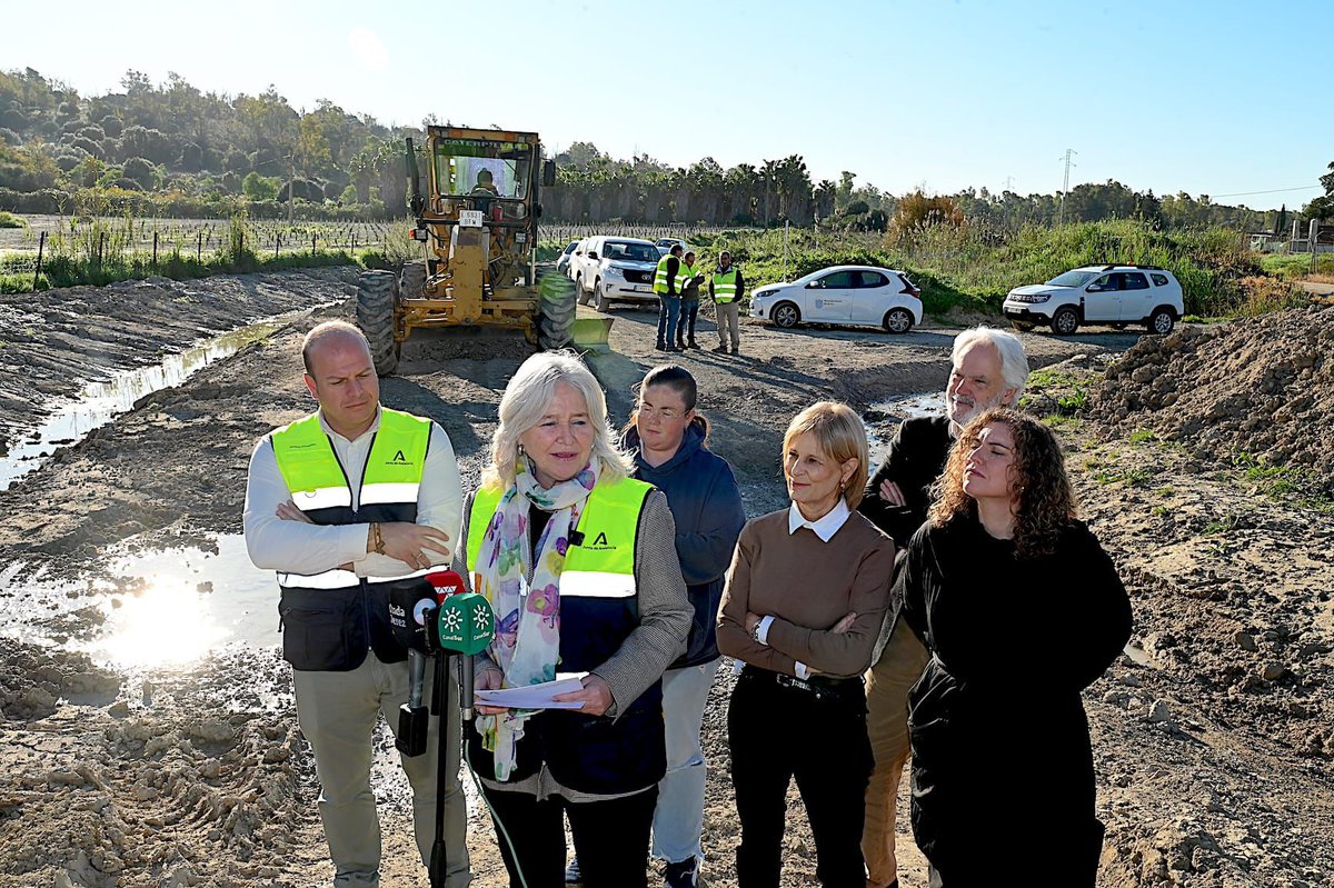 CadizJunta's tweet photo. 🚧 Actuamos con rapidez para recuperar infraestructuras y volver a la normalidad lo antes posible. 

El #PlanAndalucíaActúa ya está en marcha en la provincia de #Cádiz. @MercedesColomb1 junto a @MJGarciaPelayo y @OscarCurtidoN comprueban los trabajos en cañada del Carrillo #Jerez https://t.co/SKqxhR4dPW
