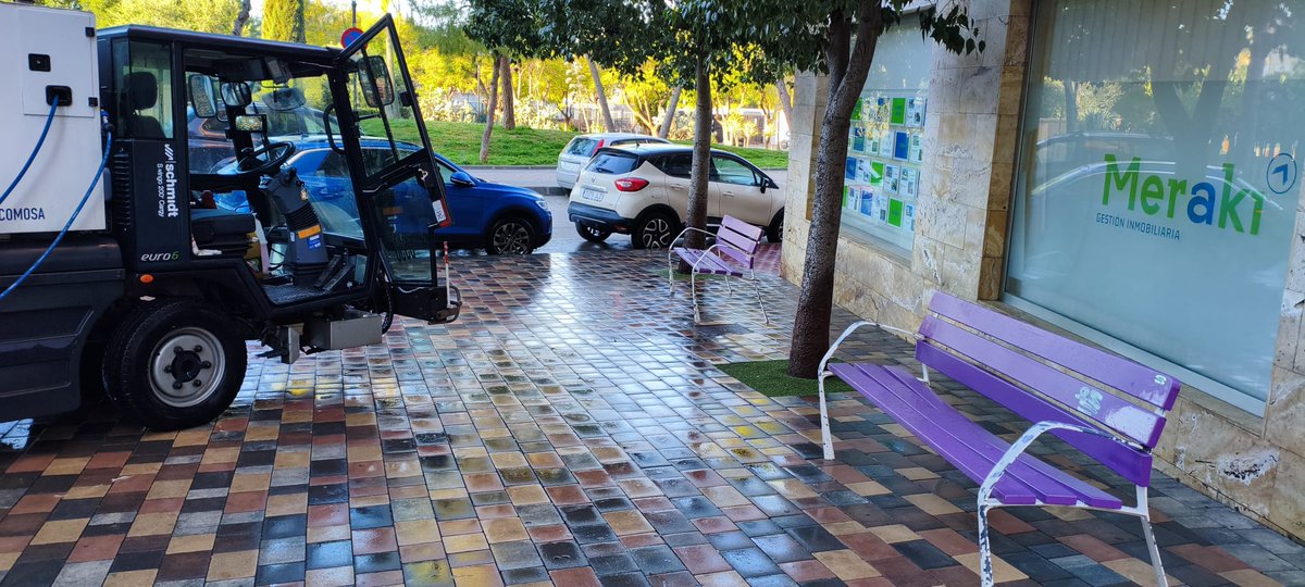 Limpieza de mobiliario urbano y pavimento en la Plaza de la Igualdad. 🧹✨
¡Mira el resultado! 😍
#LimpiezaYDesinfección #MolinaDeSegura