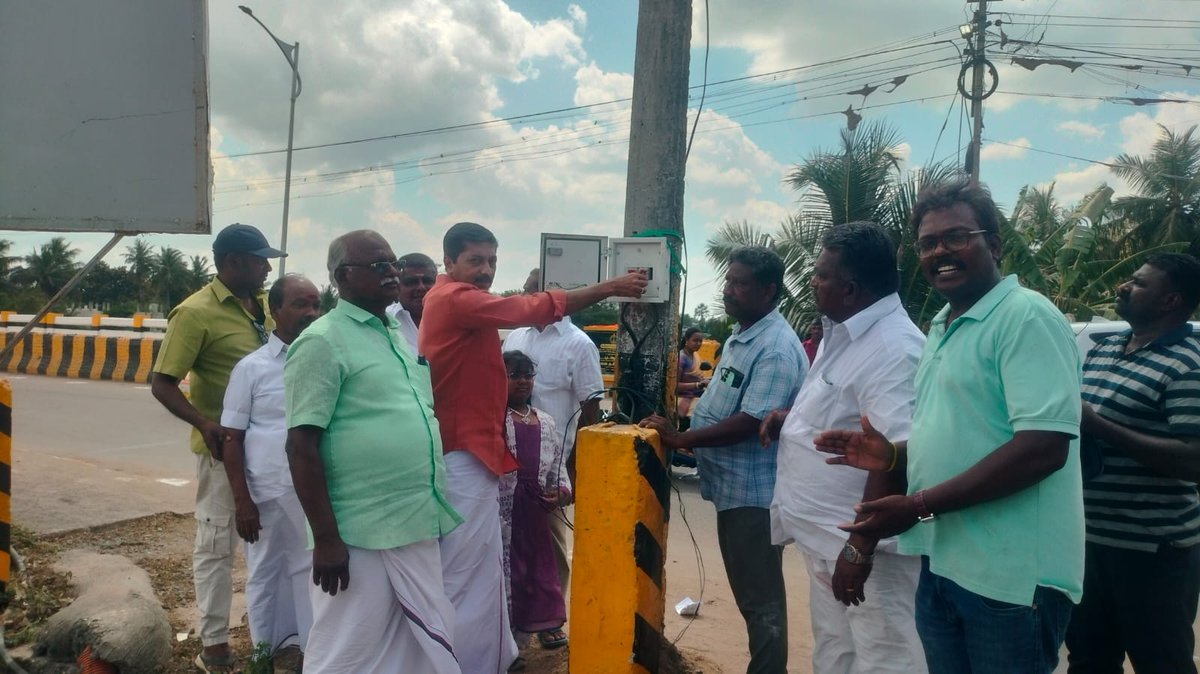 Mannai_Chozha's tweet photo. ரயில் நிலையம் செல்லும் வழியில் உள்ள பாமணி ஆற்று பாலத்தில் மக்கள் வசதிக்காக அமைக்கப்பட்ட தெரு மின்விளக்குகளை மக்கள் பயன்பாட்டிற்கு துவங்கி வைத்த போது....

#Mannargudi #srirajagopalaswamytemple #Chairman #Chozharajan #MinnumMannai https://t.co/KEp2odszlF