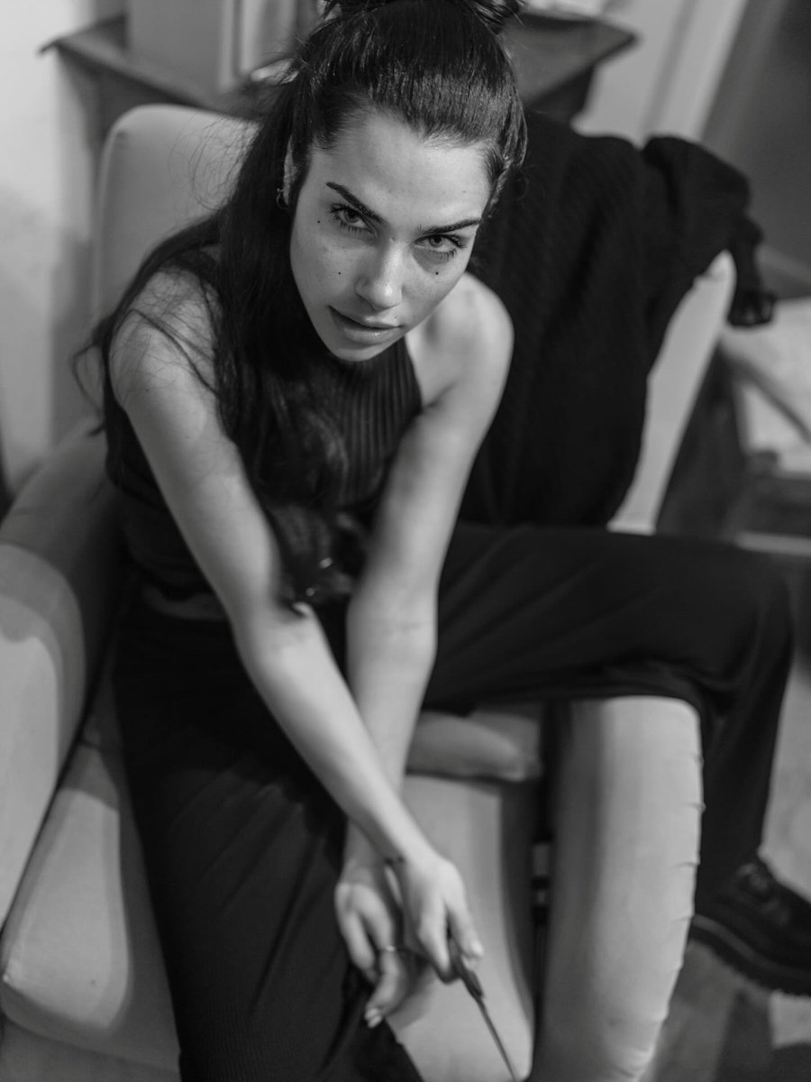 fabiofurlotti's tweet photo. Miriam Moretti @mmiriammoretti

Her gaze cuts like a knife. Then she laughs.

Full carousel on Instagram:
https://t.co/CGUbIJ4uQH

#PortraitPhotography #BlackAndWhite #LeicaPhotography https://t.co/1macRHwOqH