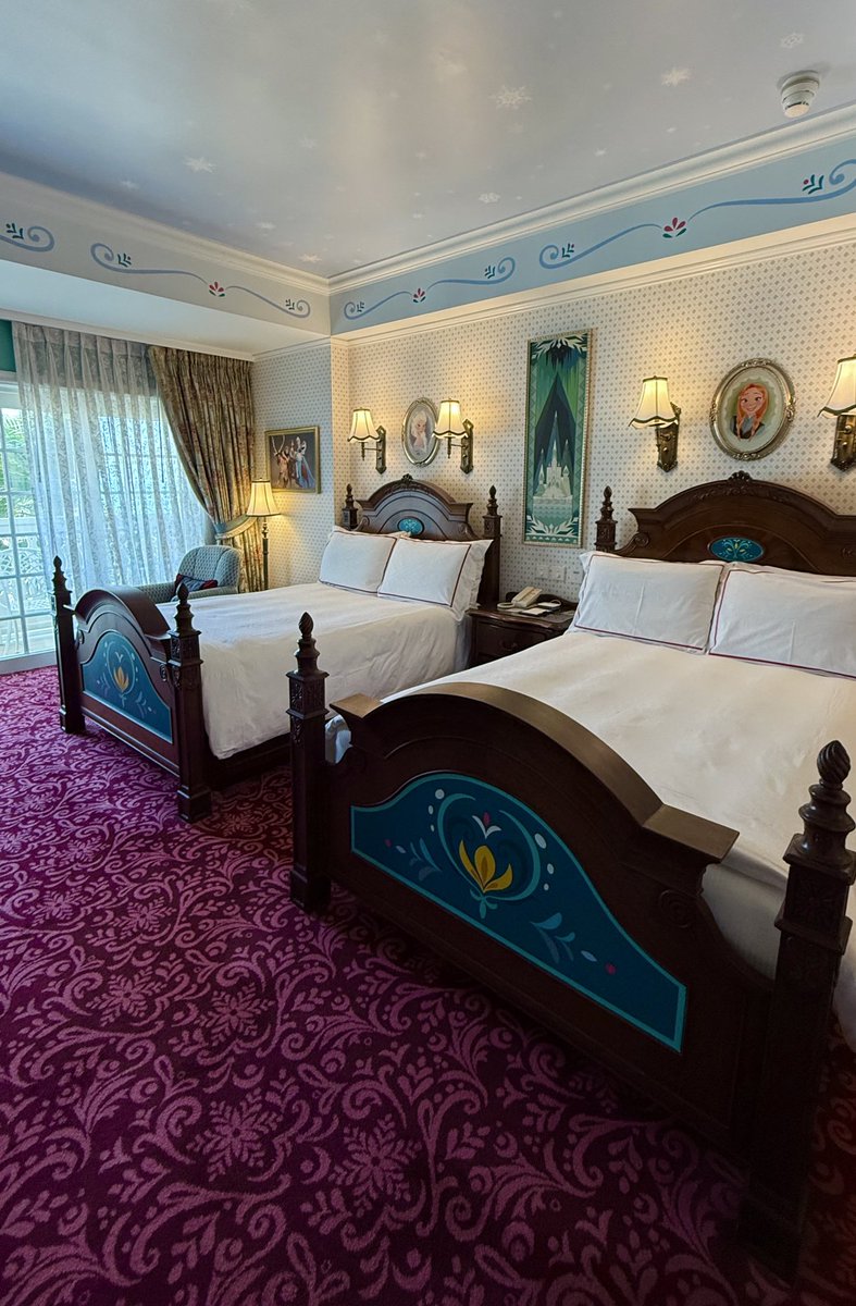 mizka_cos's tweet image. ⚠︎仮装/cosplay  #Frozen 

香港ディズニーランドホテル🇭🇰
キングダムクラブ・フローズンスイート❄️

アナ雪スイートルームについてくるアフタヌーンティー🫖✨
家具から枕カバー、お部屋の細部に至るまでアナ雪づくしで幸せ空間でした🙂‍↕️🙂‍↕️

#みづとりっぷ