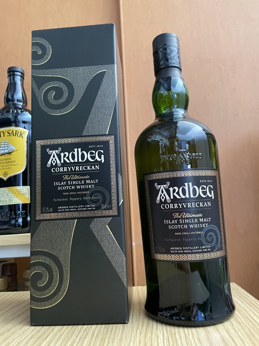 WHITE_HORSE_12's tweet photo. 大事に飲んでたラガヴーリンがもうすぐ無くなるので同じぐらいの値段でアードベッグのコリーヴレッカンを初購入🥃💸
ウイスキーもまた値上げの波が来そうだから大切に飲まねば🤨 https://t.co/G5lUXHGXTK