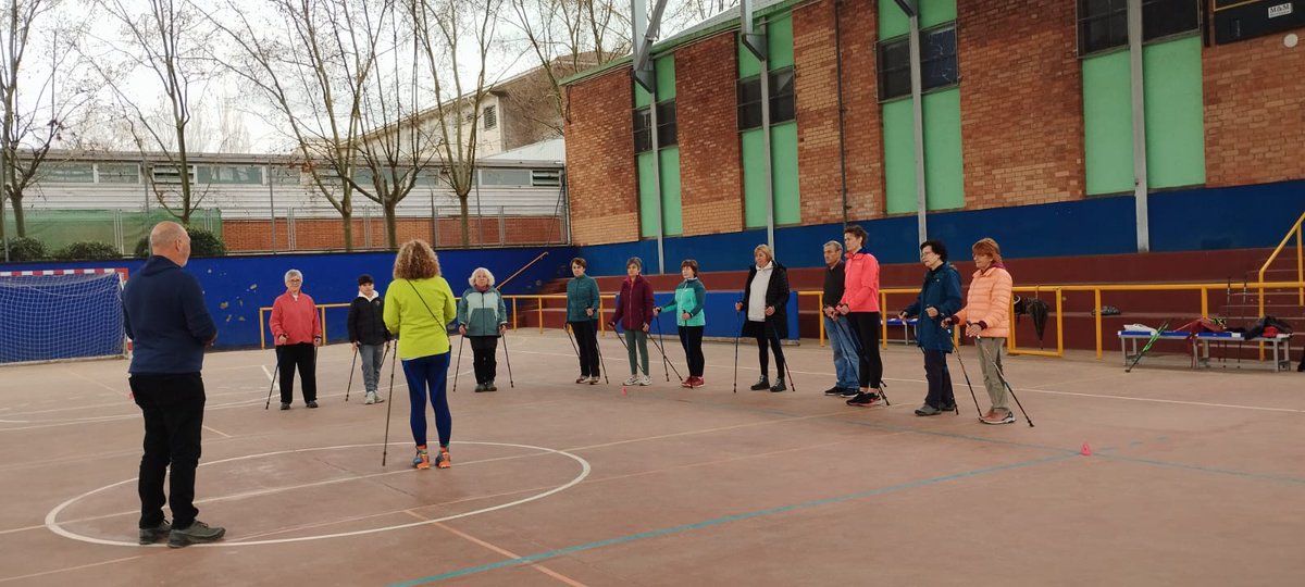 AEMartorell's tweet photo. 🚶‍♀️Dissabte vam organitzar un taller d'iniciació a la marxa nòrdica a l'annex del Pavelló, impartit per Carolina Camí, monitora de la FEEC. A la sessió, que va tenir molt bona acollida de públic, es va treballar la tècnica postural d'aquesta pràctica. https://t.co/tZEVhM8OVD